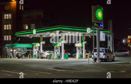 Eine BP-Tankstelle in Flushing Avenue im Stadtteil Bushwick, Brooklyn in New York am Dienstag, 21. Februar 2017 (© Richard B. Levine) Stockfoto