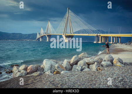 Patras, Griechenland - SEPTEMBER 2016: Fischer auf Enbankmen in der Nähe von Rio-Antirrio-Brücke (Charilaos Trikoupis) Stockfoto