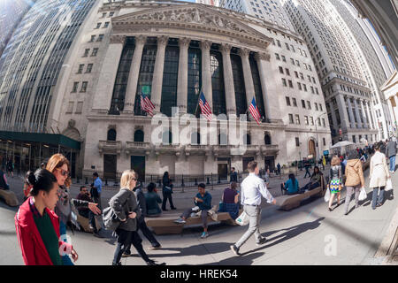 Touristen und Arbeiter eine ungewöhnlich milden Winter Tag die Vorderseite von der New York Stock Exchange am Freitag, 24. Februar 2017 genießen. Im Vorfeld der Snap Inc. führen öffentliche Erstemission der NYSE plant, eine Praxis zu führen um Test betonen, die am ersten Tag der nächsten Handelswoche ihr System, um sicherzustellen, dass nichts schief geht. Die Snap Inc. Ipo wird voraussichtlich der größte Börsengang in fast fünf Jahren. (© Richard B. Levine) Stockfoto