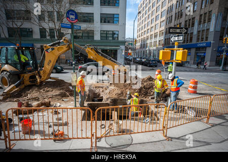 Arbeiter ersetzen einen Hydranten im Stadtteil "Hudson Square" von New York auf Samstag, 25. Februar 2017. (© Richard B. Levine) Stockfoto