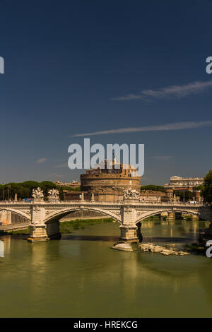 Rom – 29 AUGUST: Ponte Vittorio Emanuele II Brücke über den Fluss Tiber, Castel Sant Angelo in Rom im Hintergrund am 29. August 2016 Stockfoto