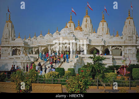 Das kürzlich erbaute Shri Swaminarayan Hindu-Tempel in Bhuj, Indien, mit seinen Türen und Hauben von Gold und Decken und Säulen aus weißem Marmor gefertigt Stockfoto