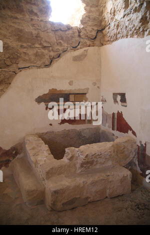 Die Garderobe, Apoditerium und Fresken in der römischen Badehauses erbaut von König Herodes dem großen. In der Ecke ein Tauchbecken hinzugefügt von den Rebellen Stockfoto