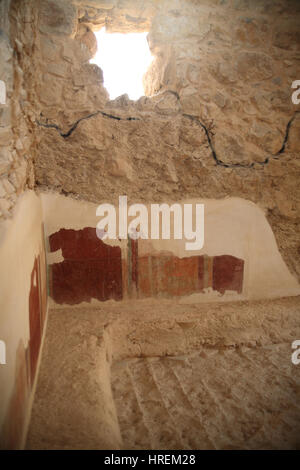 Die lauwarmen Raum, Tepidarium und Fresken an den Wänden über die Sitze in der römischen Badehauses erbaut von König Herodes dem großen. Massada, Israel. Stockfoto