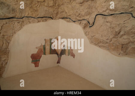 Fresken an der Wand im Verwaltungsgebäude des Kommandanten Sitz von König Herodes gebaut. Was ist über die schwarze Linie wurde restauriert, Massada, Stockfoto