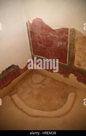 Fresken an der Wand im Verwaltungsgebäude des Kommandanten Sitz von König Herodes gebaut. Was ist über die schwarze Linie wurde restauriert, Massada. Stockfoto