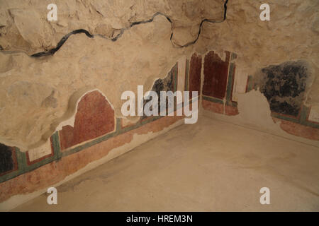 Fresken und Putz an der Wand in der Kommandant Residenz erbaut von König Herodes dem großen. Was ist über die schwarze Linie wurde restauriert. Massada, Israel Stockfoto