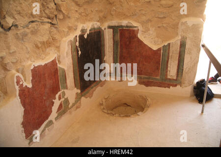 Fresken und Putz an der Wand in der Kommandant Residenz erbaut von König Herodes dem großen. Was ist über die schwarze Linie wurde restauriert. Massada, Israel Stockfoto