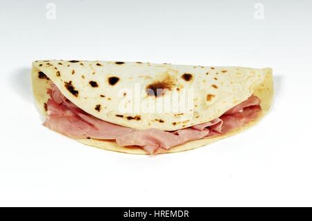 Original italienische Romagnola Piadina mit Schinken, Mozzarella und Tomaten Stockfoto