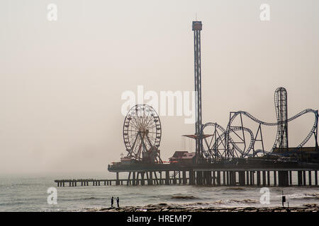 GALVESTON, TX, 22. Januar 2017-Blick auf den historischen Galveston Insel Vergnügen Pier von der Ufermauer an einem dunstigen Tag gesehen Stockfoto