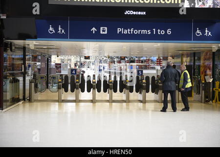 Liverpool, UK, 1. März 2017. Hauptbahnhof in Liverpool hat ein Wand Zusammenbruch verursacht Steinen und Schutt zu verschütten auf die Strecke geschlossen. E Stockfoto