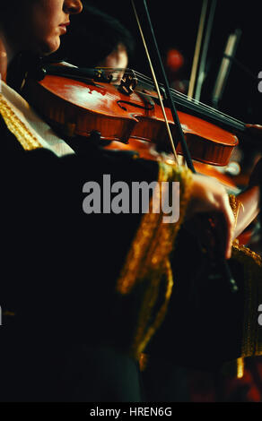 Geigerin, gekleidet in traditionellen serbischen kleiden für Musik-Folklore-Ensemble zu spielen. Stockfoto