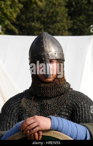 Teilnehmer in einer Schlacht von Hastings-Re-Enactment-Veranstaltung hatte er auf dem Feld der eigentlichen Schlacht des 960th Jubiläums der Schlacht. Stockfoto