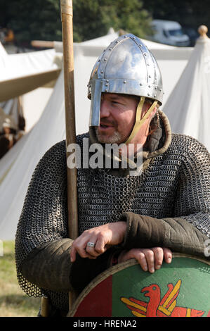 Teilnehmer in einer Schlacht von Hastings-Re-Enactment-Veranstaltung hatte er auf dem Feld der eigentlichen Schlacht des 960th Jubiläums der Schlacht. Stockfoto