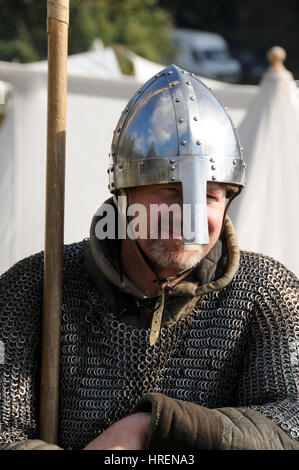 Teilnehmer in einer Schlacht von Hastings-Re-Enactment-Veranstaltung hatte er auf dem Feld der eigentlichen Schlacht des 960th Jubiläums der Schlacht. Stockfoto