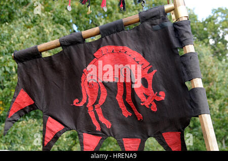 Das Banner für den Armeekönig Harold Godwinson. Dies war bei einer Nachstellung der Schlacht von Hastings, die auf dem eigentlichen Feld des Kampfes stattfand. Stockfoto