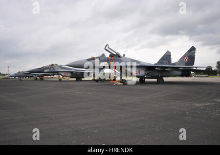 Polnische Luftwaffe Mikoyan Gurevich MiG-29 mit Gedenkstätte für jerzy Jankiewicz bei der Royal International Air Tattoo, Fairford, Großbritannien Stockfoto