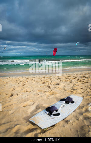 Kitesurfer auf der Insel Fuerteventura, Spanien. Stockfoto