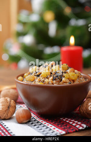 Traditionelle Weihnachten slawischen Gericht Kutia in Keramikschale mit Tanne Stockfoto