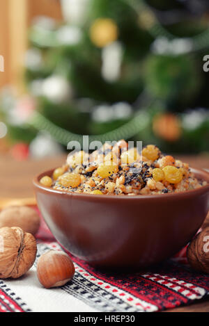 Traditionelle Weihnachten slawischen Gericht Kutia in Keramikschale mit Tanne Stockfoto