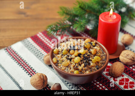 Traditionelle Weihnachten slawischen Gericht Kutia in Keramikschale mit Tanne Stockfoto