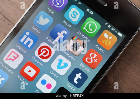 Kiew, UKRAINE - 29. Januar 2015: Die beliebtesten social Media-Symbole auf dem Bildschirm des Smartphones hautnah. Social Media sind beliebteste Tool für communicati Stockfoto