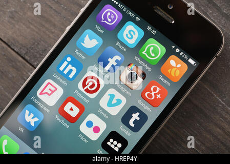 Kiew, UKRAINE - 29. Januar 2015: Social Media-Symbole auf dem Bildschirm des Smartphones. Social Media sind beliebteste Tool für die Kommunikation, Austausch von Informationen Stockfoto