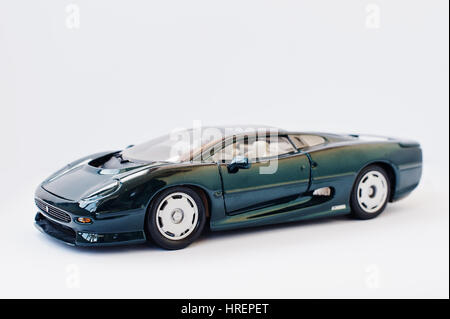 Hai, Ukraine - 1. März 2017: Mini-Kopie der grünen Spielzeugauto Jaguar XJ 220 isoliert auf weißem Hintergrund. Stockfoto