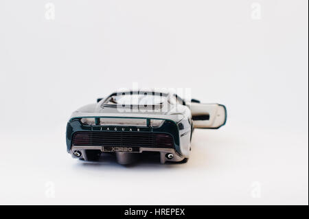 Hai, Ukraine - 1. März 2017: Mini-Kopie der grünen Spielzeugauto Jaguar XJ 220 isoliert auf weißem Hintergrund. Stockfoto