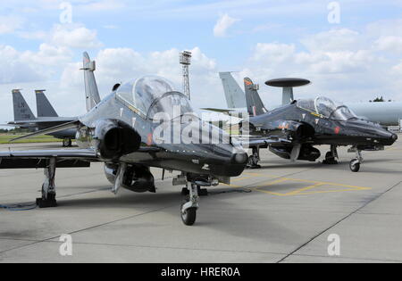 RAF BAe Systems Hawk T TMk2 aus die OCU im RAF Valley in Anglesey auf dem Display an RAF Coningsby, Lincolnshire Stockfoto