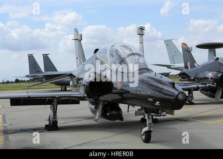 RAF BAe Systems Hawk T TMk2 aus die OCU im RAF Valley in Anglesey auf dem Display an RAF Coningsby, Lincolnshire Stockfoto