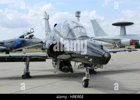 RAF BAe Systems Hawk T TMk2 aus die OCU im RAF Valley in Anglesey auf dem Display an RAF Coningsby, Lincolnshire Stockfoto