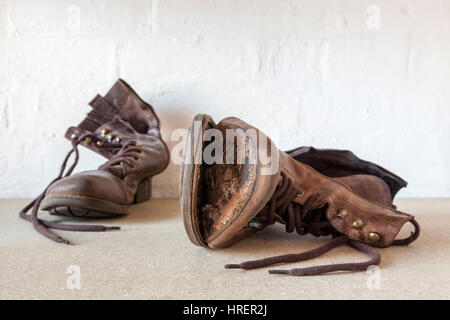 Alte Stiefel, ein Boot mit dem alleinigen kommen aus und irreparabel abgenutzt Stockfoto