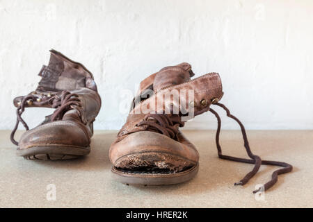 Paar von abgenutzten alten Stiefel, ein Boot mit dem alleinigen Aus Stockfoto