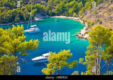 Geheime Türkis Strand Yachting und Segeln, Insel Brac, Dalmatien, Kroatien Stockfoto