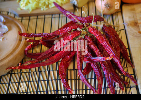 ganze getrocknete Chilis Stockfoto