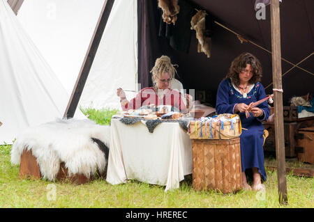 Zwei Viking Frauen auf ihr Handwerk. Gudvangen Market, Norwegen Stockfoto