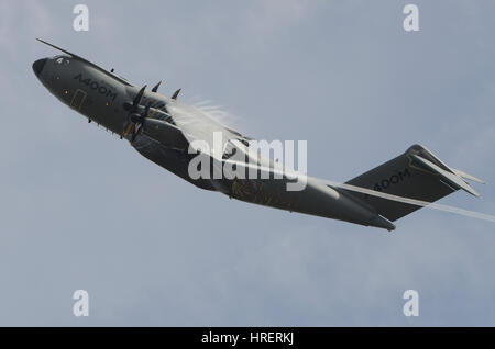 Airbus A400M Atlas / Grizzly Transportflugzeug bei der Royal International Air Tattoo, Fairford, Großbritannien. Agiles Luftbild von schweren Frachtflugzeugen Stockfoto