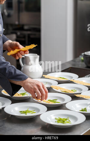 Besonderheiten von Koch, Platten für das Mittagessen vorbereiten Stockfoto