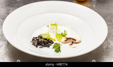 Suppenteller arrangiert für Suppe mit Champignons und schwarze Trompete Pilz Stockfoto