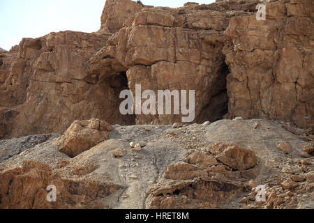 Der Twin-Höhle oder der Spalte-Höhle in der Judäischen Wüste am Toten Meer wo Wendell Jones für den verloren Heiliger Bogen sah. Qumran, Israel. 27.02.2017 Stockfoto