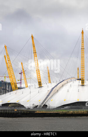 Millennium Dome, jetzt benannt O2, neben der Themse in Greenwich, London, England. Stockfoto