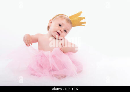 lustige Baby mit Blumen-Kranz. Babymädchen in Prinzessin Kostüm und rosa tutu Stockfoto