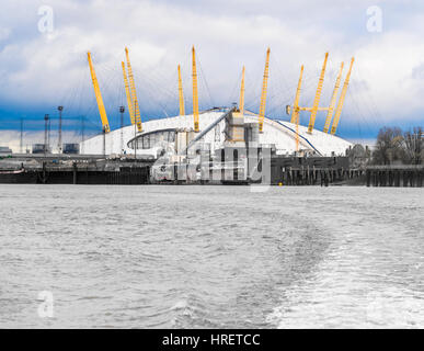 Millennium Dome, jetzt benannt O2, neben der Themse in Greenwich, London, England. Stockfoto