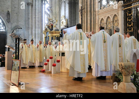 Célébration eucharistique. Cathédrale Notre-Dame d'Amiens. Feier der Eucharistie. Katholische Messe. Kathedrale von Amiens. Stockfoto