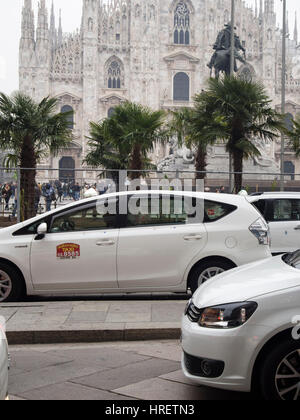 Starbucks-Palmen in Mailand und Taxifahrer protestieren gegen Uber InPiazza Dom, während der Milano Fashion Week - 24. Februar 2017 Stockfoto
