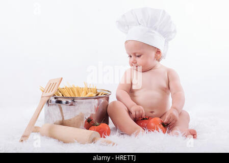 Baby-Chef. Kleines Baby in eine Kochmütze Stockfoto