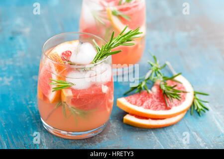 Grapefruit und Rosmarin gin cocktail, erfrischendes Getränk mit Eis Stockfoto