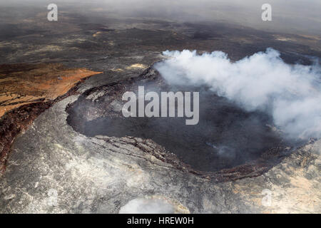 Luftaufnahme des Halemaʻumaʻu-Kraters emittierende vulkanischen Dämpfe auf dem Gipfel des aktiven Vulkans Kilauea auf Big Island, Hawaii, USA. Stockfoto