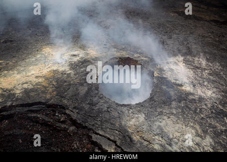 Luftaufnahme des Halemaʻumaʻu-Kraters emittierende vulkanischen Dämpfe auf dem Gipfel des aktiven Vulkans Kilauea auf Big Island, Hawaii, USA. Stockfoto